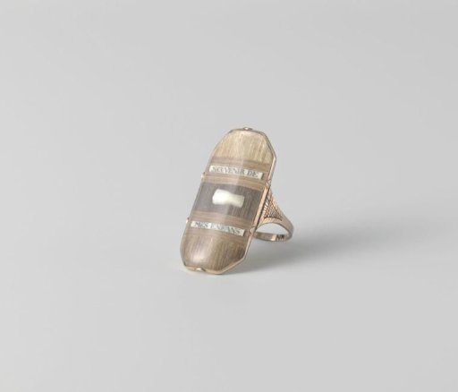 Ring with inscription, 'souvenir de mes enfants'