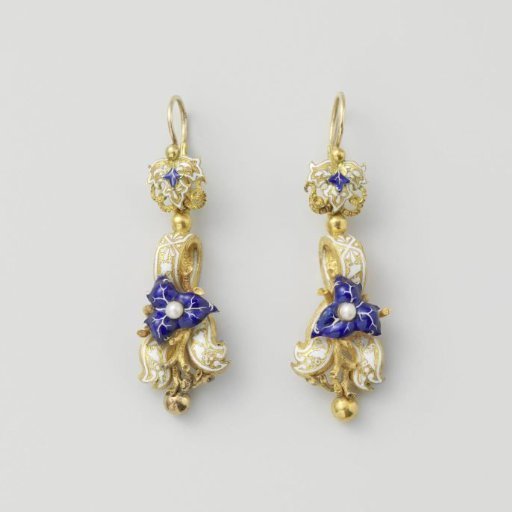 A pair of earrings, part of a demi-parure