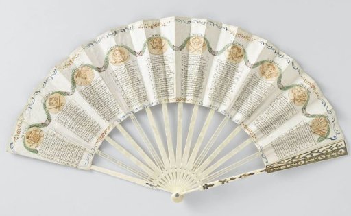 Folding fan with two paper leaves, on which the question-and-answer game 'l'Oracle' is printed and coloured, on a carved ivory mount featuring 'métal en quatre couleurs'