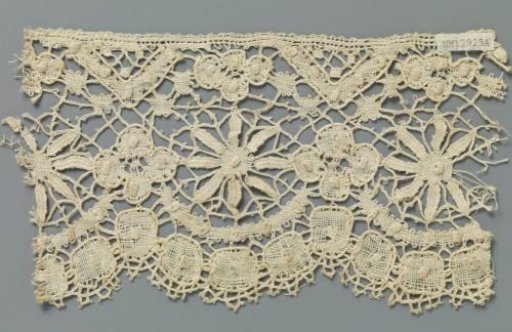 Strip of bobbin lace with flower with pointed petals and four-lobed rosette