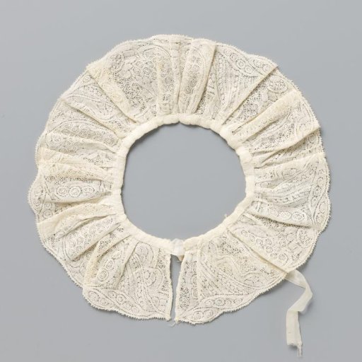 Collar of Binche lace for a baby