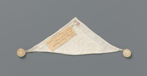 Tablecloth of linen damask, marked with red cross-stitch: FR6