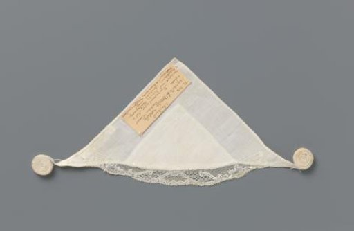 Linen table runner with Mechelen lace