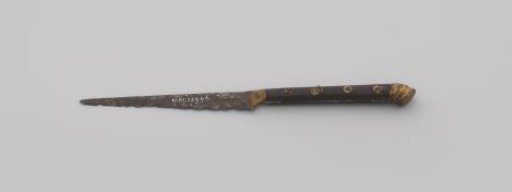 Knife with a handle ending in a horseshoe