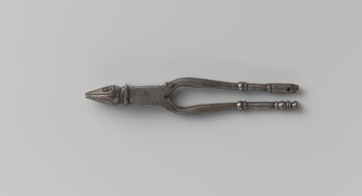 Nutcracker in the form of a pointed head