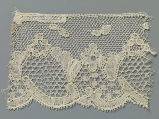 Strip of bobbin lace with linked cartouches