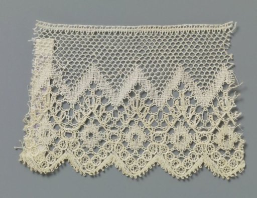 Strip of bobbin lace with diamonds under a zigzag line
