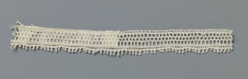 Strip of bobbin lace with Paris ground