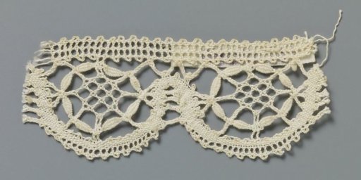Strip of bobbin lace with a wheel in a semicircular shell
