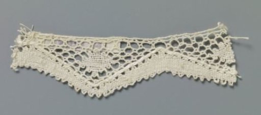 Strip of bobbin lace with diamond in zigzag shells