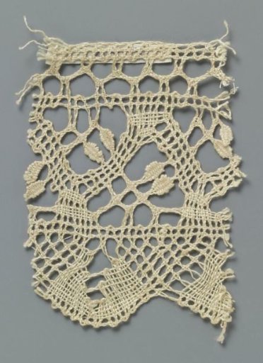 Strip of bobbin lace with a fan shell under a pattern with a zigzag and leaf-shaped forms