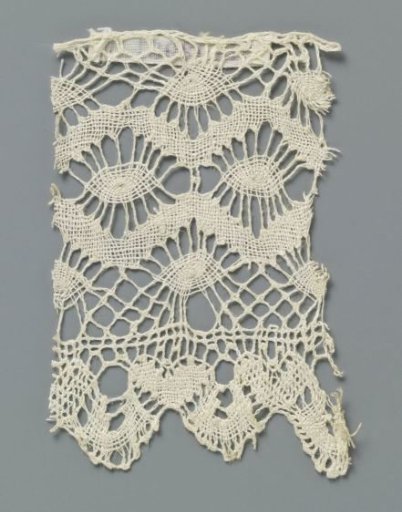 Strip of bobbin lace with pointed ovals around a double zigzag line