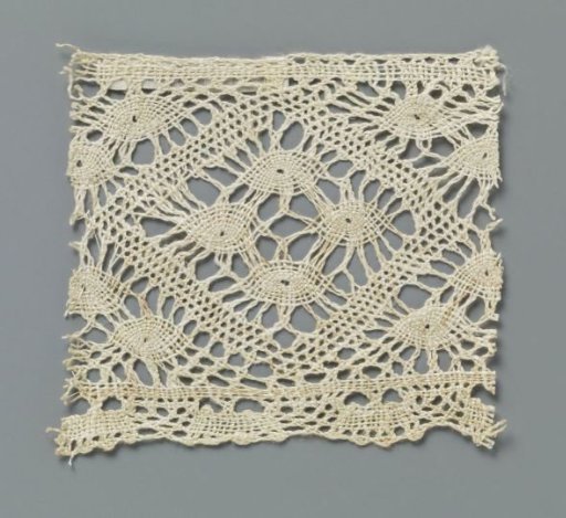 Strip of bobbin lace with four pointed ovals in the corners of a diamond