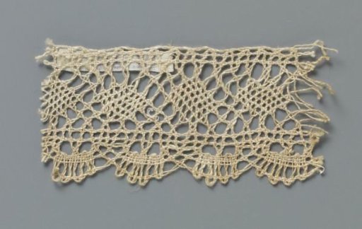 Strip of bobbin lace with diamonds and fan shells
