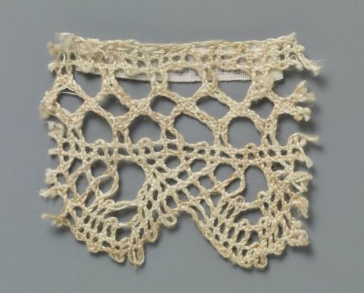Strip of bobbin lace with linked diamond-shaped meshes made with braids