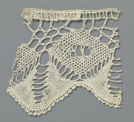 Strip of bobbin lace with diamond and fan-shaped shells