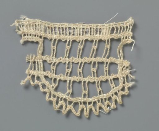 Strip of bobbin lace with vertical and horizontal lines in semi-circular shell