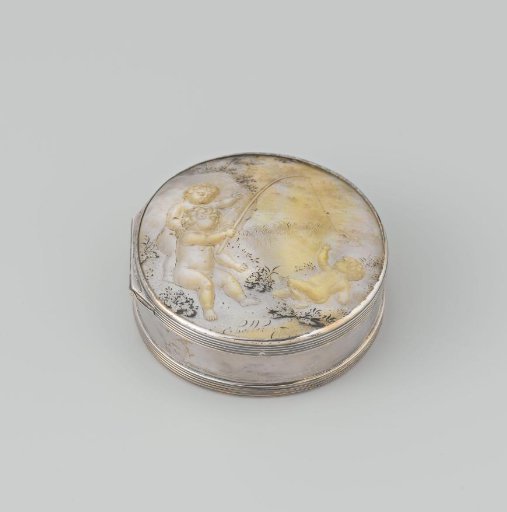 Snuffbox with relief