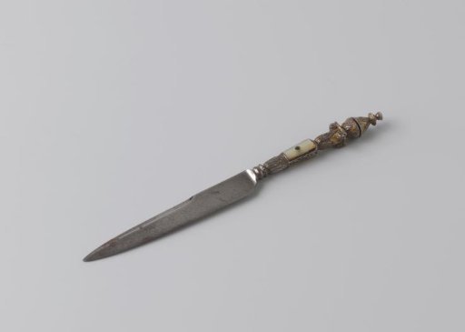 Small knife with handle inlaid with mother-of-pearl