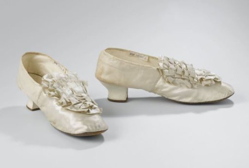 Lady's shoe of ivory-white satin with a rosette on the vamp and a square toe