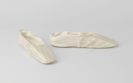 Shoe of white silk