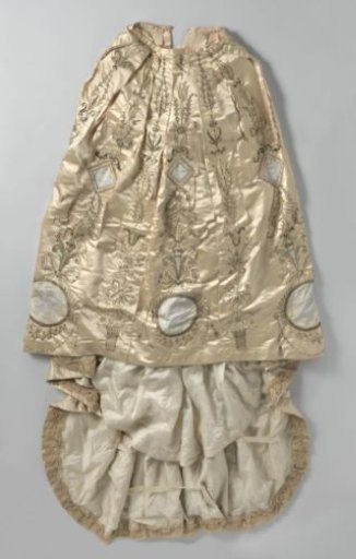 Skirt with train of salmon-colored satin, decorated with a vine and candelabrum ornament of silver thread and with medallions with landscapes and bouquets painted in grisaille