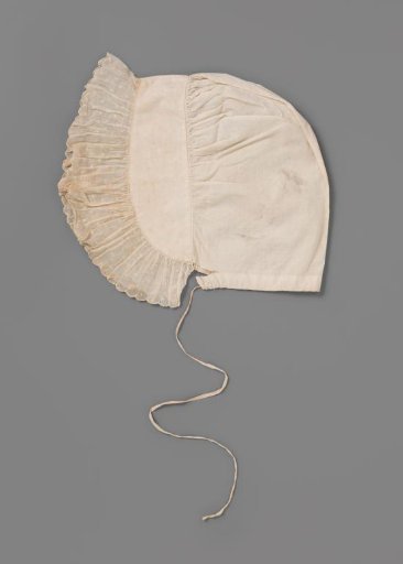 Cap made of cotton batiste decorated with lace