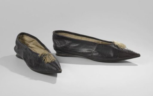 Pair of ladies' shoes with block heel and tassel