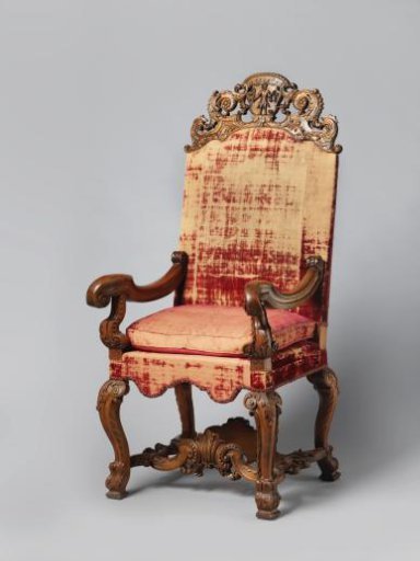 Right-hand chair of walnut and elm wood, upholstered in red velvet with a loose cushion. With a pierced appliqué featuring acanthus volutes and a shield with lambrequins bearing the portrait of Justitia