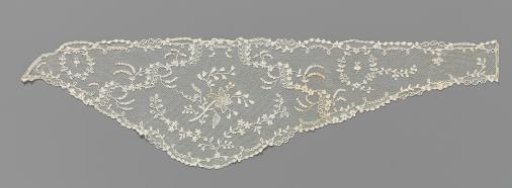 Engageante of needle lace with an asymmetrical flower branch in a symmetrical frame