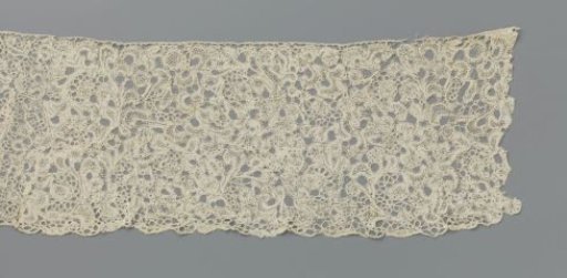 Border of bobbin lace with leaf scrolls
