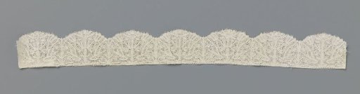 Strip of bobbin lace with a daisy flanked by tulips