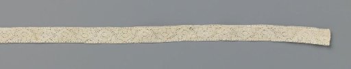 Insert of bobbin lace with a pointed oval in U-shape