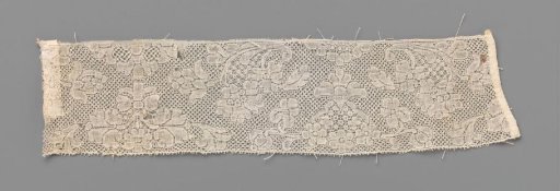Strip of bobbin lace with a cartouche with three small rosettes along the underside and a fan-shaped flower in the top