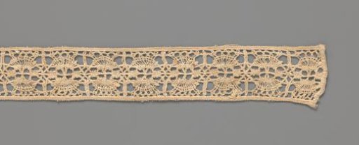 Strip of Bobbin Lace with Mirrored Fan in Circle