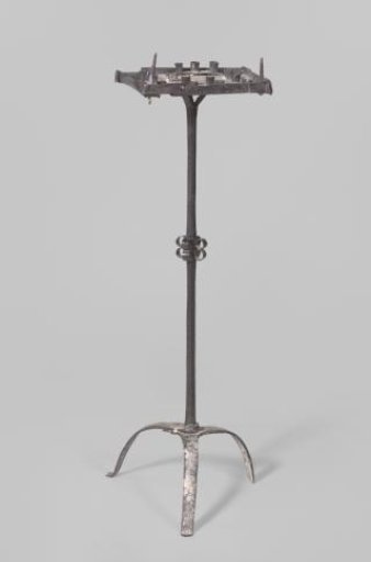 Standard, tripod with flat plate for candles