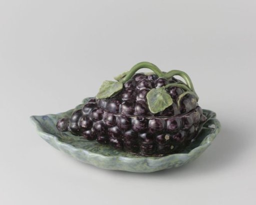 Saucer of a faience box