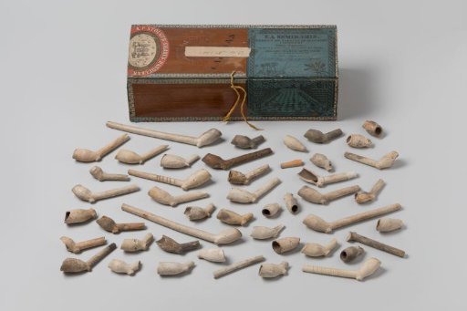Fragments of tobacco pipes