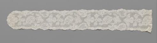 Cap border of bobbin lace with carnation and rocaille