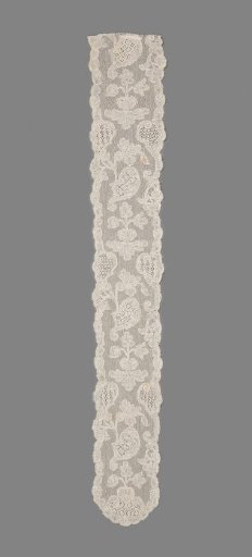 Lace cap with carnation and rocaille