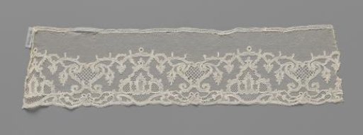 Strip of bobbin lace with symmetrical compositions with heart-shaped vase and triangular architectural motif