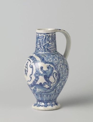 Can decorated with a diamond pattern with a cutout containing two climbing lions with a wreath