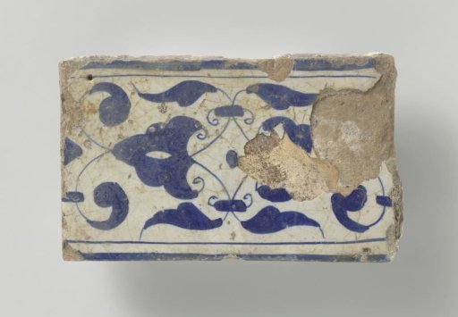 Border tile with leafy tendrils