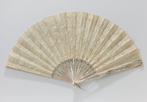 Folding fan with leaf of Brussels needle lace on a mother-of-pearl mount featuring 'métal en quatre couleurs'