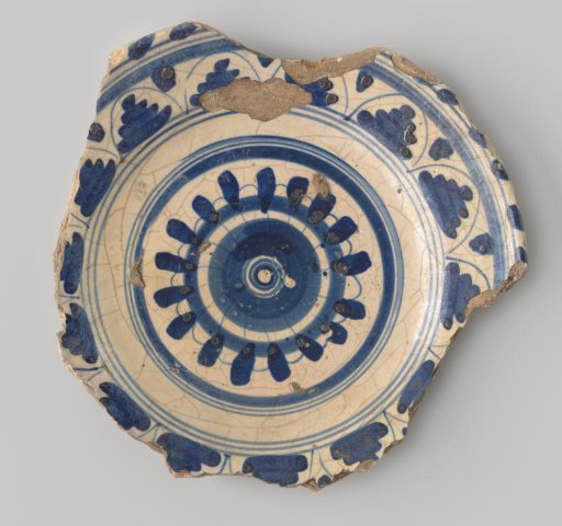 Saucer fragment of earthenware with lead glaze on the back and tin glaze with blue decoration on the front