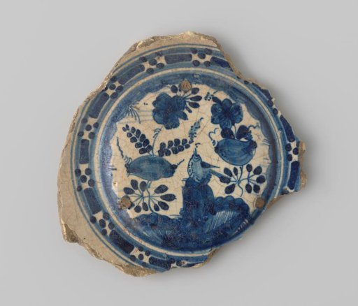 Saucer fragment of earthenware with lead glaze on the back and tin glaze with blue decoration on the front