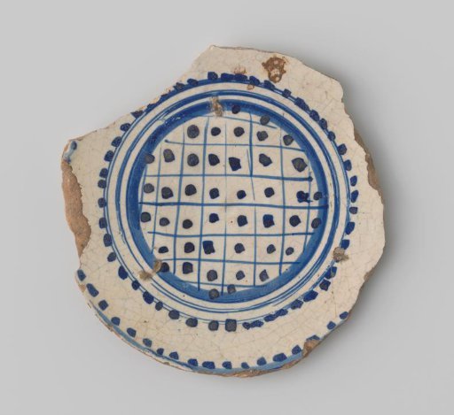 Saucer fragment of earthenware with lead glaze on the back and tin glaze with blue decoration on the front