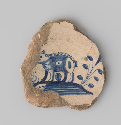 Saucer fragment of earthenware with lead glaze on the back and tin glaze with blue decoration with an animal on the front