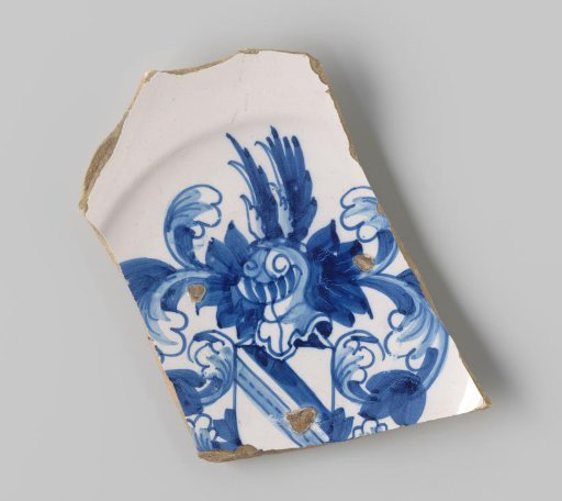Sherd of white-fired earthenware with footring, with white glaze on the upper side, decorated with a coat of arms with armor and plumes in blue