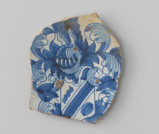 Sherd of white-fired earthenware with footring, with white glaze on the upper side, decorated with a coat of arms with armor and plumes in blue